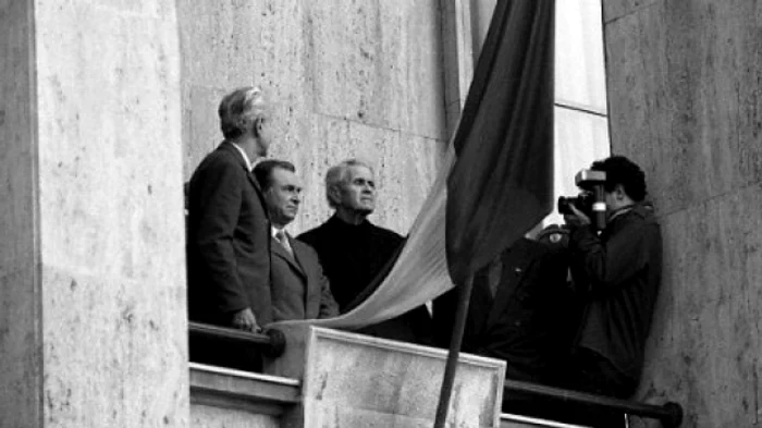 Ion Iliescu și Corneliu Coposu, în timpul demonstrațiilor din Piața Victoriei