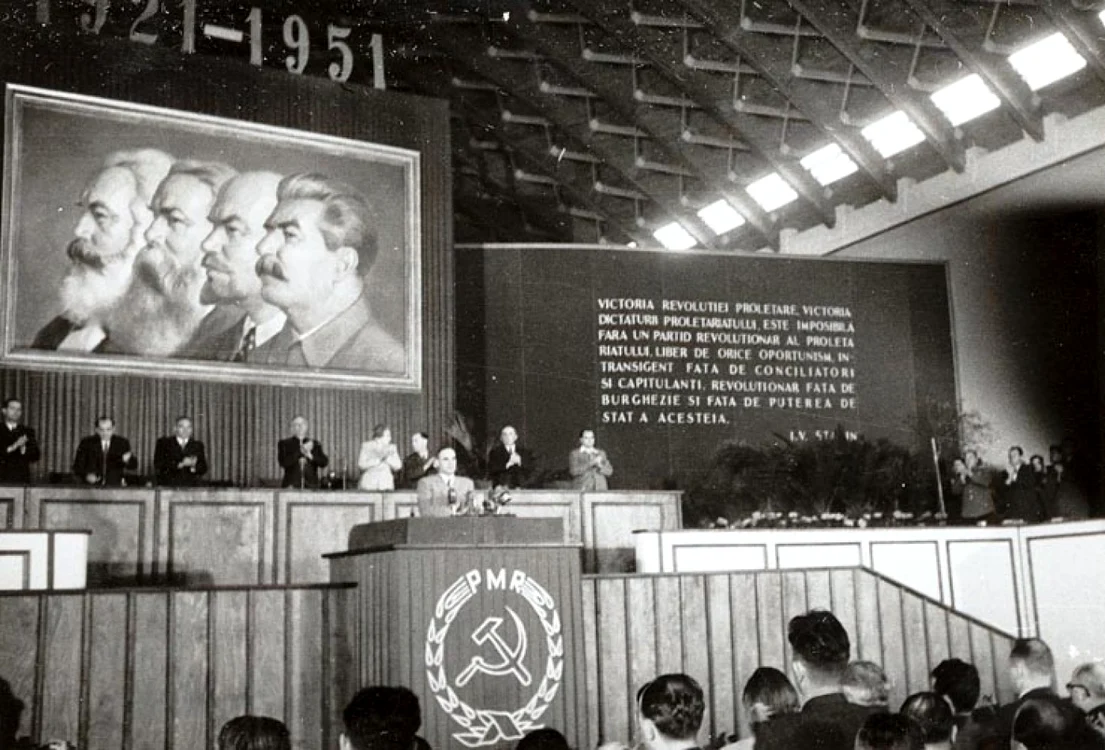 „Fototeca online a comunismului românesc” (cota 41/1951): Gheorghe Gheorghiu –Dej rostindu-şi expunerea la tribuna adunării solemne pentru aniversarea a 30 de ani de la întemeierea P.C.R. (sala Expoziţiei din Parcul de cultură şi odihnă). (8.05.1951).