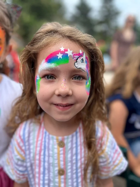 Copiii sunt încăntați de picturile de pe chipurile lor FOTO arhiva personală