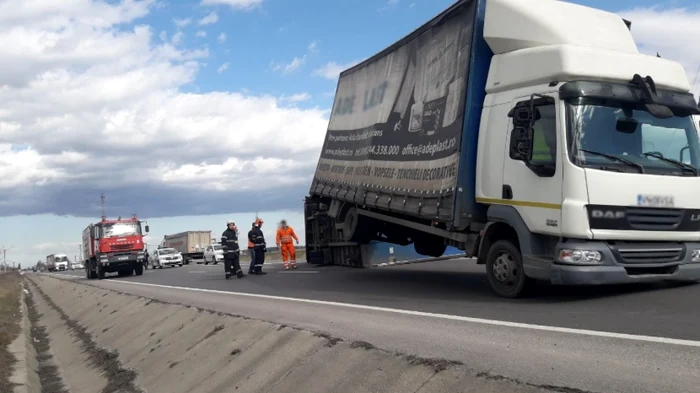 TIR răsturnat din cauza vantului in Giurgiu FOTO ISU Giurgiu