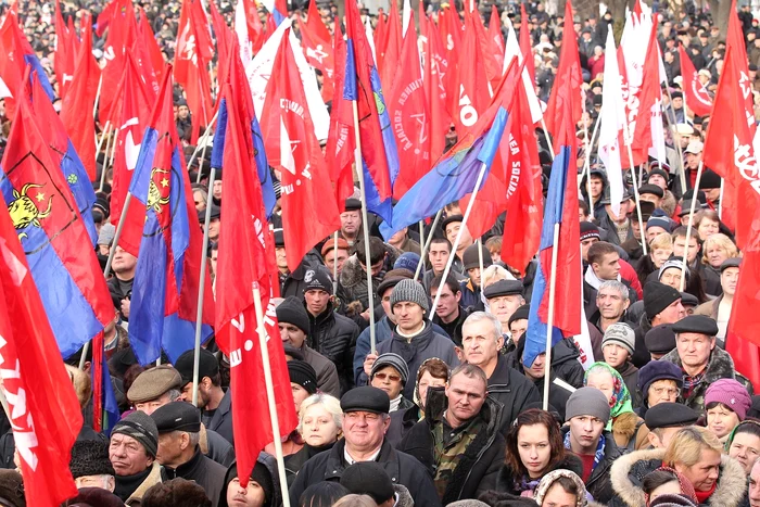 Steagurile au fost folosite până acum de comuniști la protestele de stradă