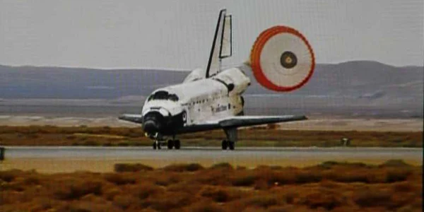 Naveta Discovery aterizează cu bine în California