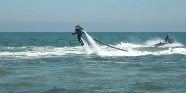 Primul turist care s-a dat cu flyboard-ul FOTO Mariana Iancu