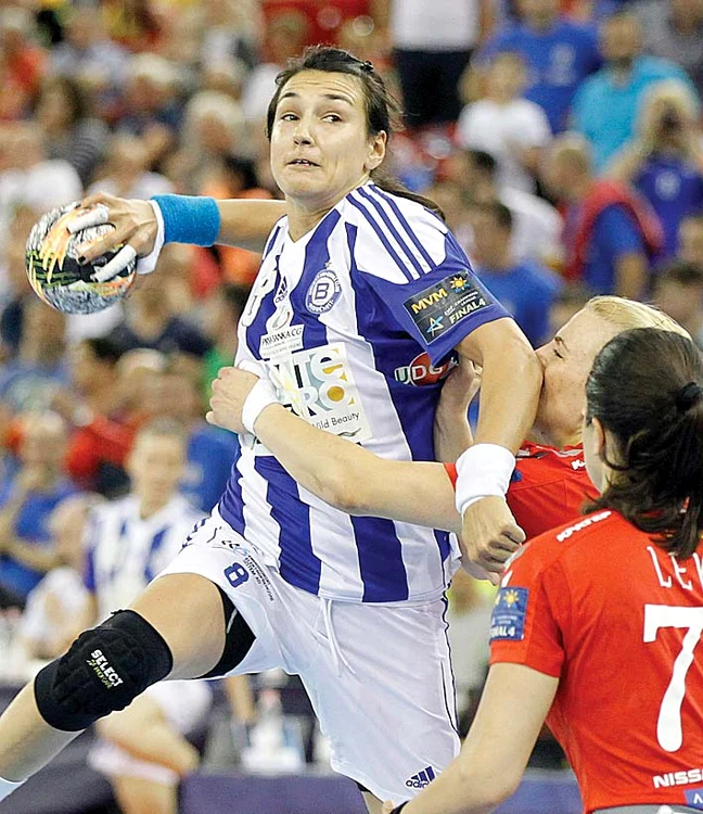 
    Cristina Neagu  mai stă un an  la BuducnostFOTO: AP   