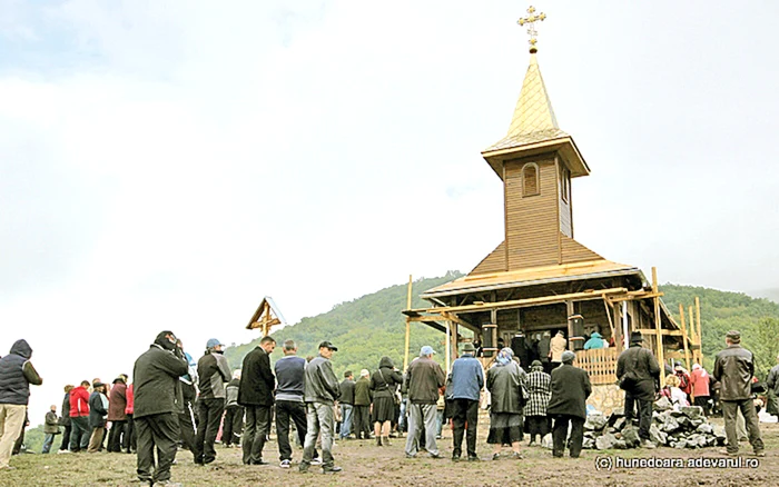 
    Biserica din Vaţa de Sus,  cu acoperiş din foiţă  de aur, luată cu asalt  de pelerini  