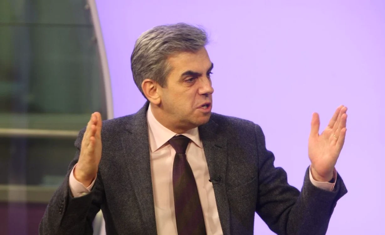 „Sătul de acuzele de incompetenţă, ministrul 
Nicolăescu a găsit soluţia salvatoare: nu va mai avea nicio atribuţie în
 competenţa sa!” FOTO Adevărul