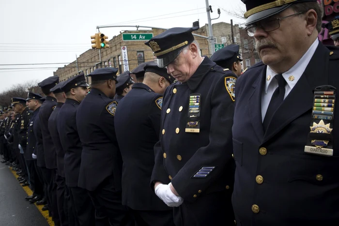 Ofiterii NYPD îi întorc spatele primarului Bill de Blasio FOTO AP