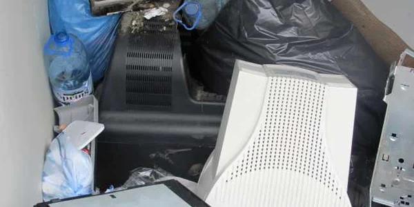 Sticlele şi ambalajele şi-au făcut loc printre vechiturile electronice