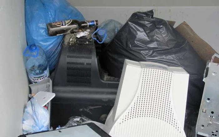 Sticlele şi ambalajele şi-au făcut loc printre vechiturile electronice