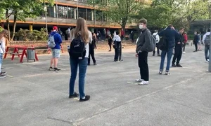 distantare sociala in curtea scolii jpeg