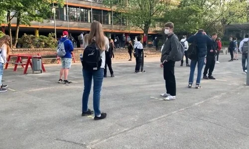distantare sociala in curtea scolii jpeg