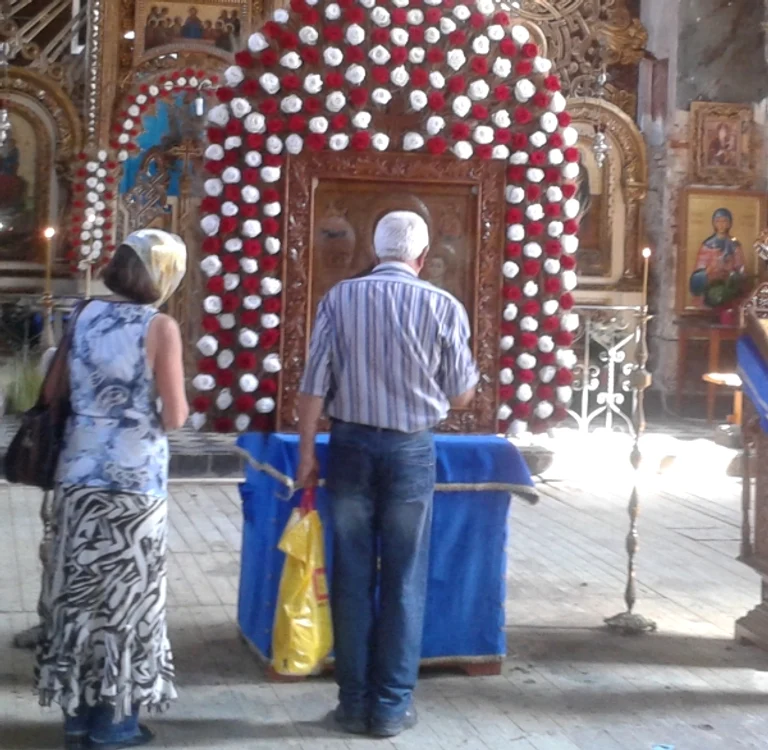 
    Icoana făcătoare de minuni a Maicii Domnului cu Pruncul aduce zeci de mii de oameni anual la Mănăstirea NiculaFoto: Tatiana Solomon  