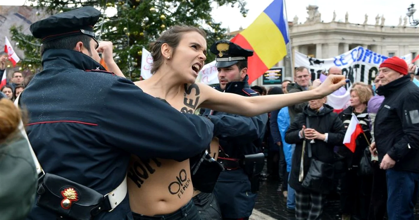 Activistele „Femen” au protestat la Vatican FOTO AFP
