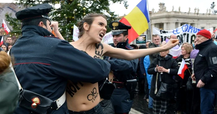 Activistele „Femen” au protestat la Vatican FOTO AFP