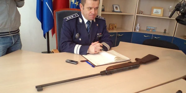 Arma a fost confiscată de poliţişti 