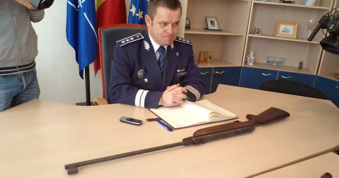 Arma a fost confiscată de poliţişti
