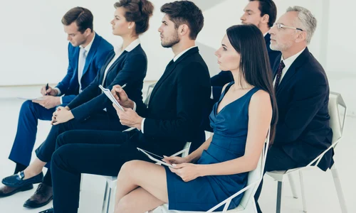 corporatisti tineri interviu angajare sala asteptare shutterstock 531518383 jpg