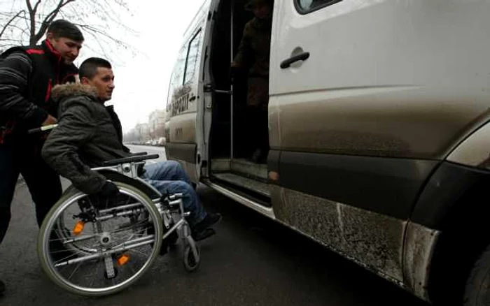 Persoanele cu handicap sunt discriminate în majoritatea oraşelor din România Foto:Arhivă