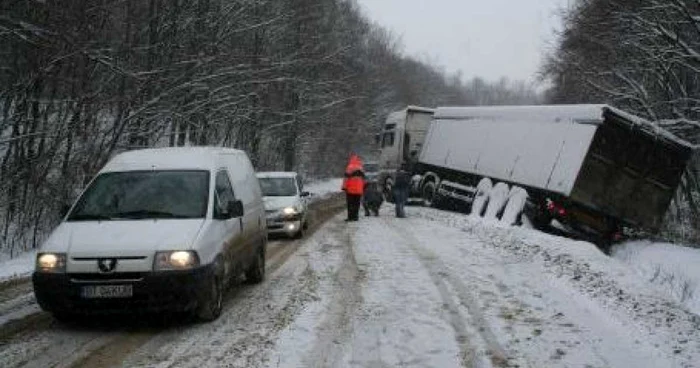 Foto Arhiva/Două TIR-uri s-au răsturnat pe DN1, în urma accidentului în lanţ