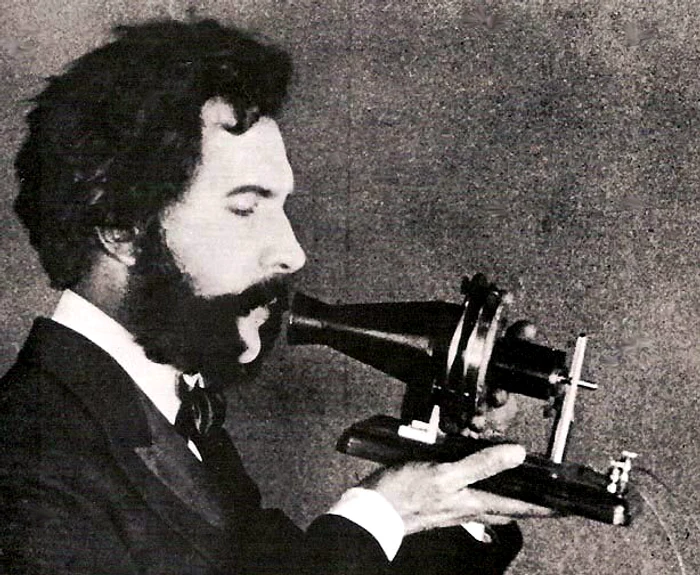  Graham Bell, vorbind la telefon. FOTO Early Office Museum.