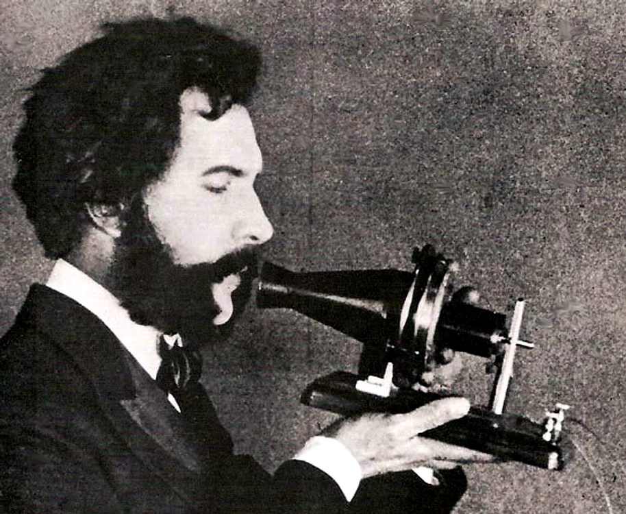 Graham Bell, vorbind la telefon. FOTO Early Office Museum.