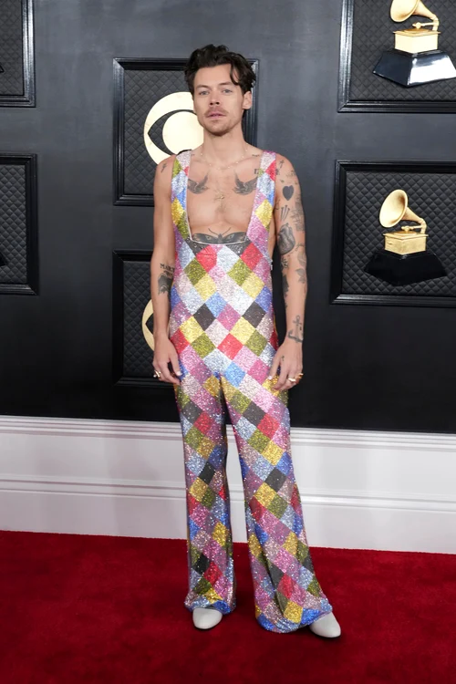Harry Styles, într-o salopetă colorată, pe covorul roșu la Grammy 2023
