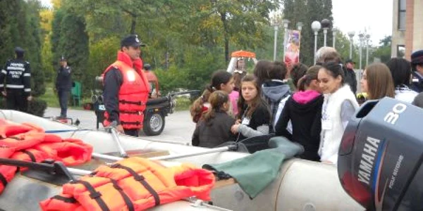 Elevii i-au urmărit cu admirație pe pompieri