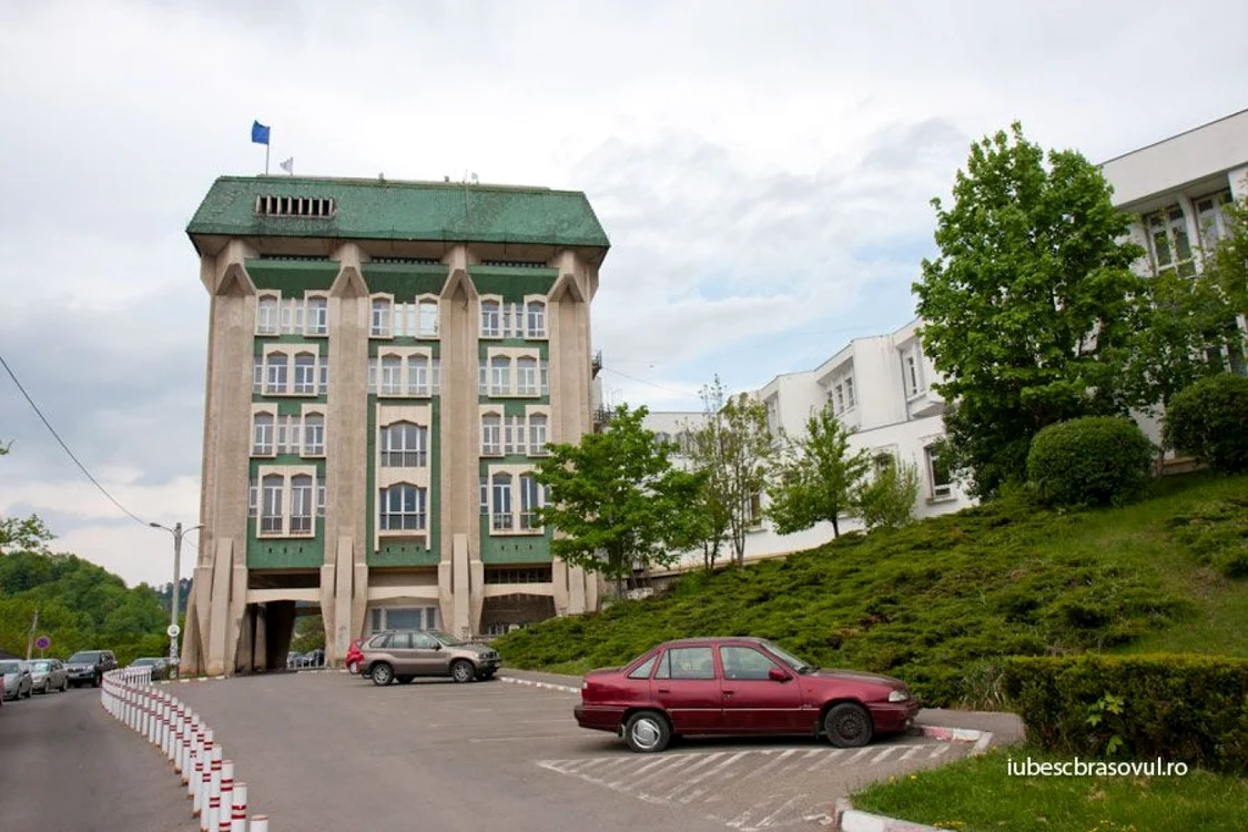 Universitatea Transilvania continuă cursurile cu prezenţă fizică FOTO iubescbrasovul