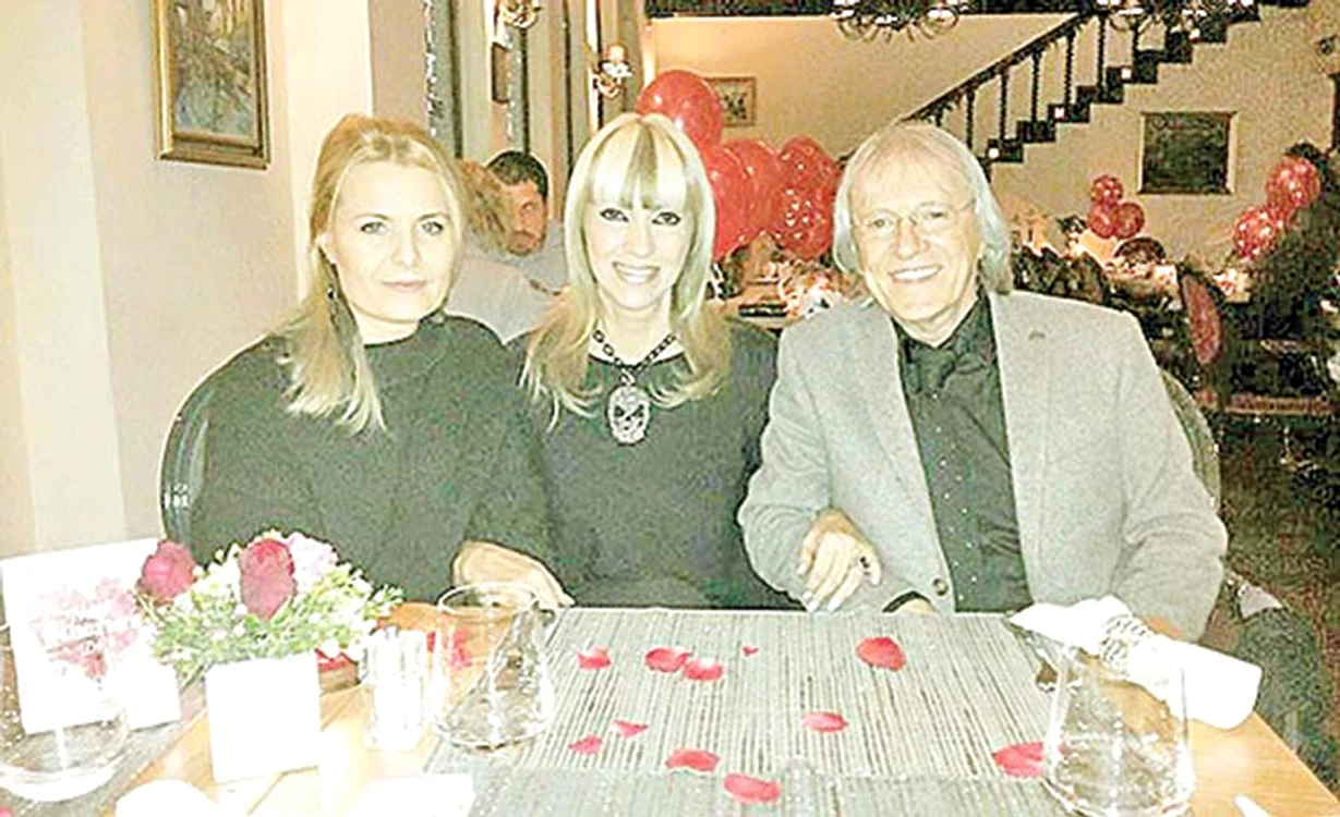 Mihai Constantinescu, lângă Mihaela (mijloc), fosta, şi Simona, actuala