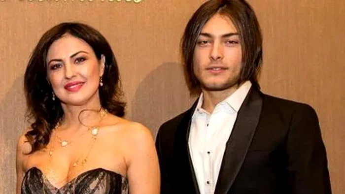 Toto Dumitrescu alături de mama lui 