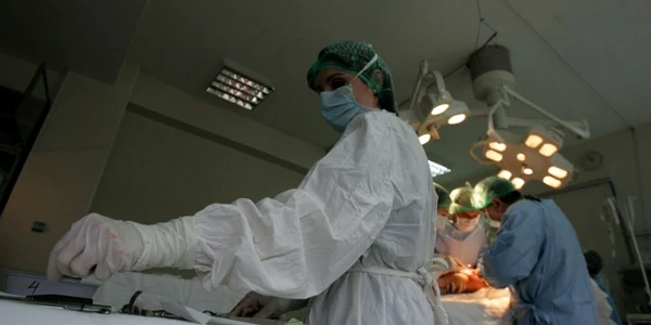 Pacientul înjunghiat se află pe masa de operaţie