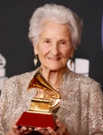 Cea mai in varsta castigatoare a unui premiu Grammy  Sursa imagine Instagram angelaalvarez1927 jpg