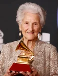 Cea mai in varsta castigatoare a unui premiu Grammy  Sursa imagine Instagram angelaalvarez1927 jpg