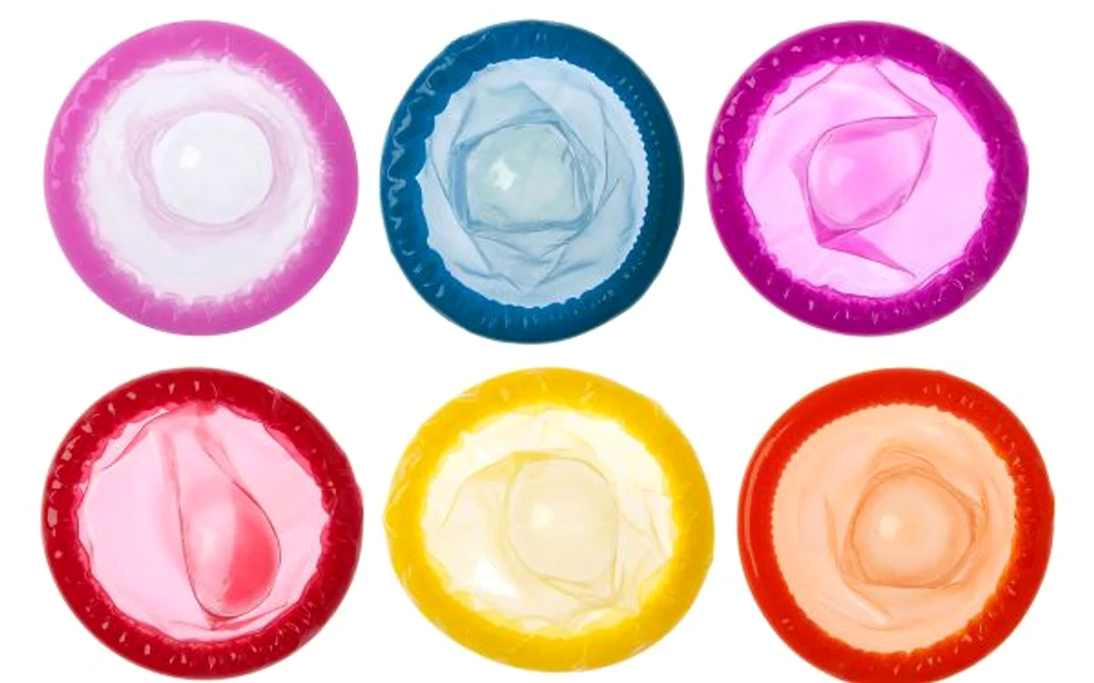
    Prezervativele pot fi folosite cu succes nu numai în dormitor ci şi la alte activităţi care nu au legătură cu sexul  