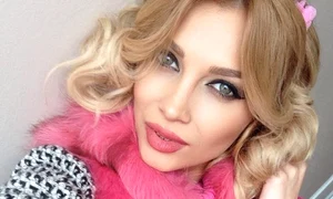 Lora a apelat la ajutorul mamei, pentru decorarea bradului de Crăciun jpeg