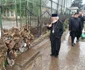 ÎPS Casian Crăciun a mers să ajute sinistrații din localitățile inundate FOTO: EDJ