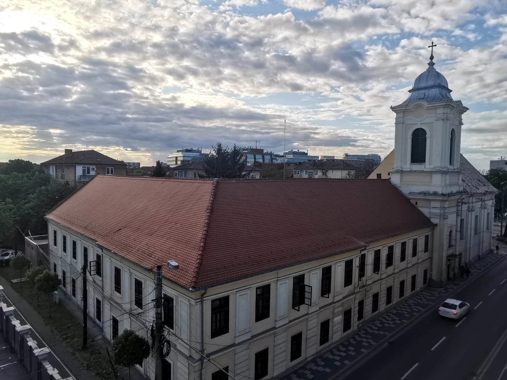 Parcarea e vecină cu Spitalul și Biserica Mizericordienilor FOTO Ștefan Both