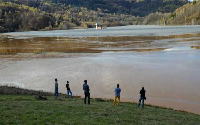 Componenţii trupei Incognito, al filmarea videoclipului, pe malul lacului Geamăna FOTO: pagina de Facebook a formaţiei Incognito
