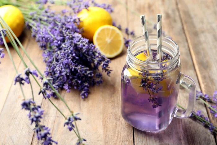 Lavandă în limonadă. Sursa: Freepik.com