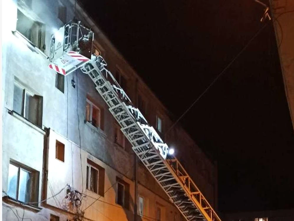O femeie a suferit arsuri la o mână şi un picior, iar o alta s-a intoxicat cu fum, în urma unui incendiu izbucnit, miercuri seară, într-un apartament dintr-un bloc din AlexandriaFoto ISU Teleorman