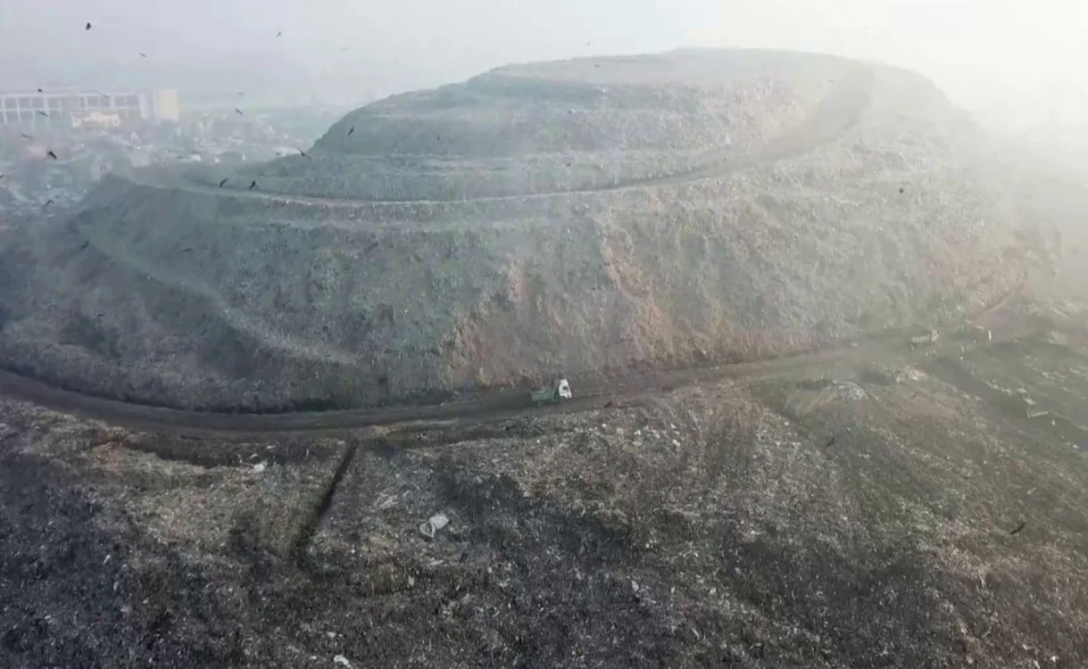 Muntele de Gunoi din Delhi a fost creat în 1984 (Foto: Captură video)