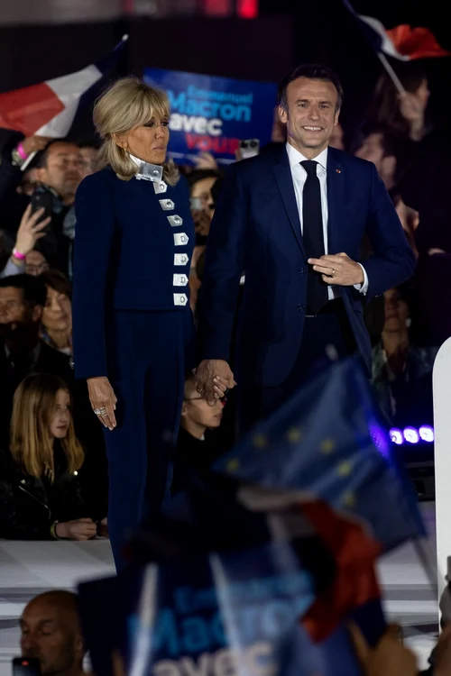 Emmanuel Macron victorie un nou mandat 5 ani la Palatul Elysees Brigitte Macron gesturi tandre (2) jpg
