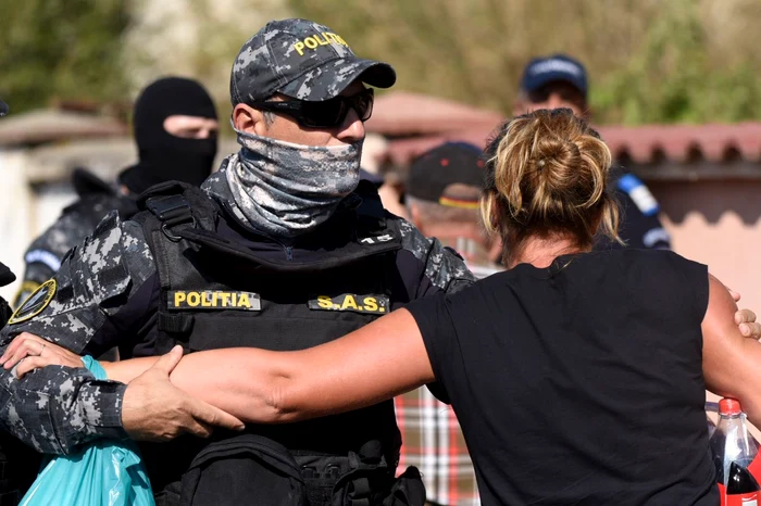 Jandarmii l-au apărat pe Dincă de furia oamenilor care s-au adunat în fața casei Alexandrei Măceșanu