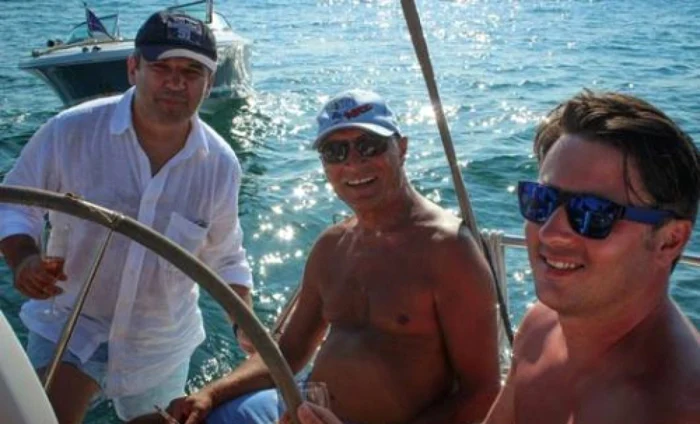 Florin Secară (în cămaşă), alături de preşedintele Băsescu şi Cici de la Sistem