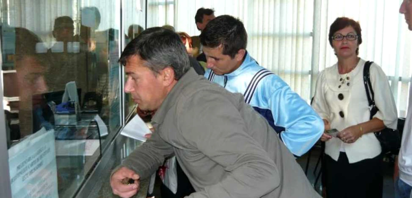 Mureşenii cu datorii la impozite şi taxe s-au trezit cu popriri pe salarii foto arhivă