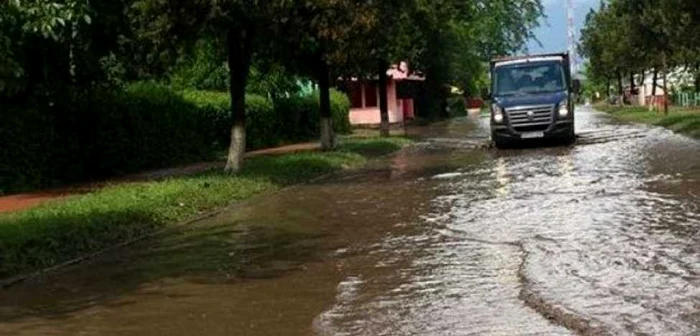 Şuvoaie de apă au acoprit străzile localităţilor din nordul judeţului FOTO botosaneanul.ro