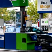 Benzinărie în București - motorina - benzina - pompa FOTO Shutterstock