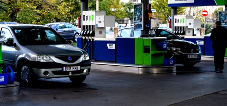 Benzinărie în București - motorina - benzina - pompa FOTO Shutterstock