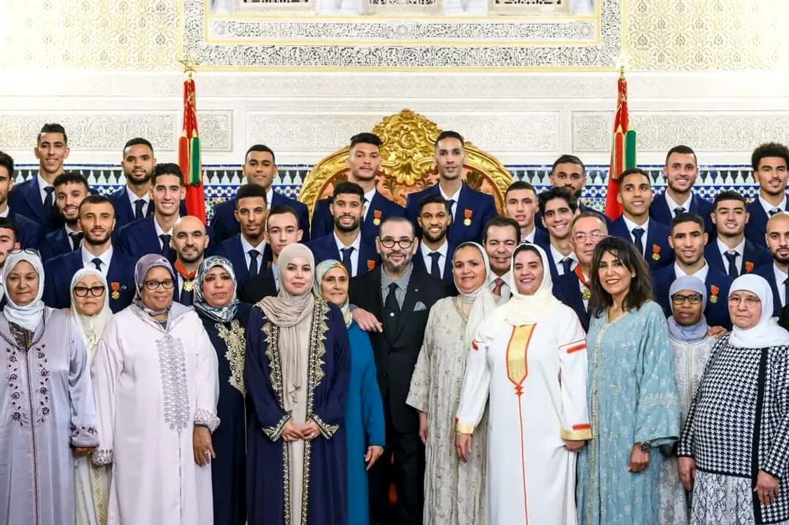 Regele Mohammad al VI lea al Marocului cu fotbalistii si mamele lor Instagram jpg