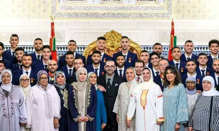 Regele Mohammad al VI lea al Marocului cu fotbalistii si mamele lor  Instagram jpg
